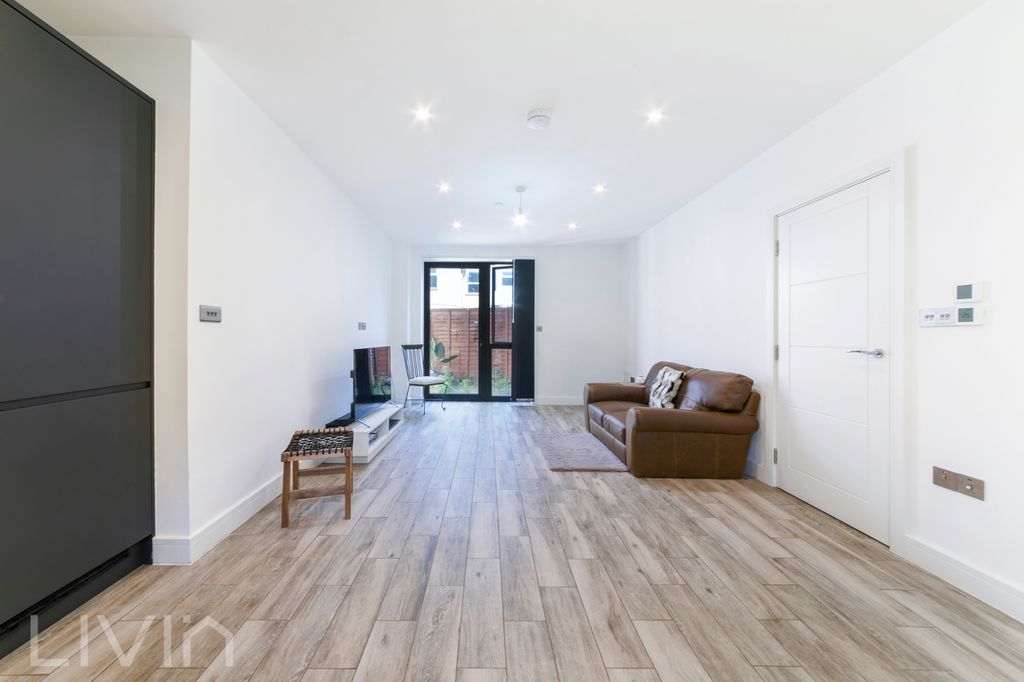 Property photo 2 of 8 3