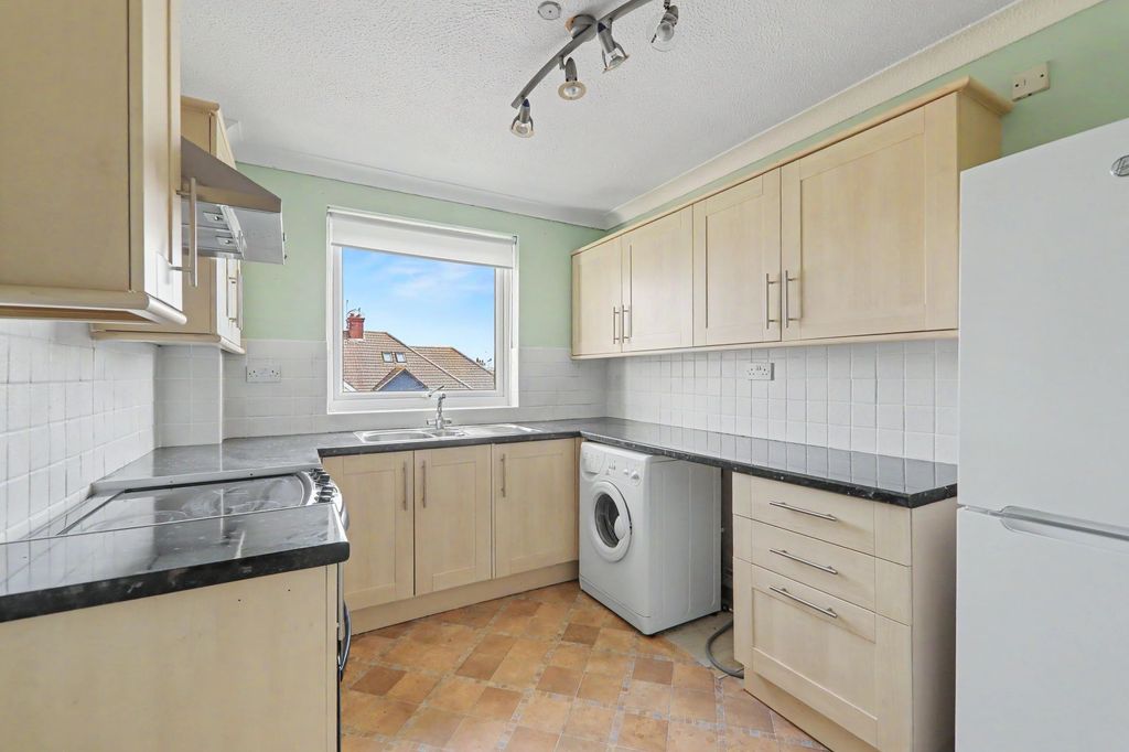 Property photo 3 of 7 Kitchen