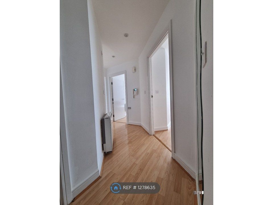 Property photo 3 of 11 Hallway