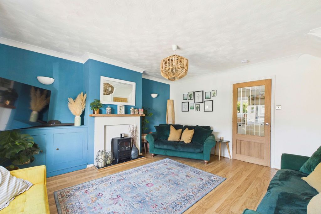 Property photo 3 of 22 Spacious, Stylishly Presented Living Room