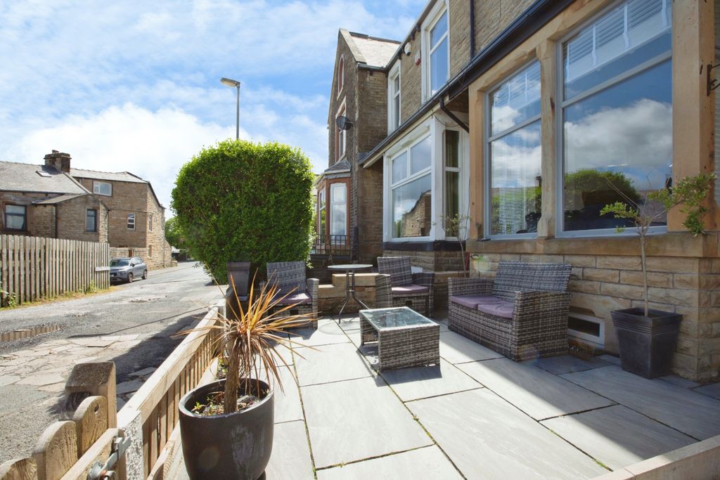 Property photo 2 of 33