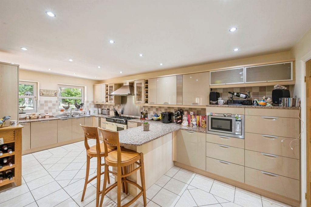 Property photo 3 of 32