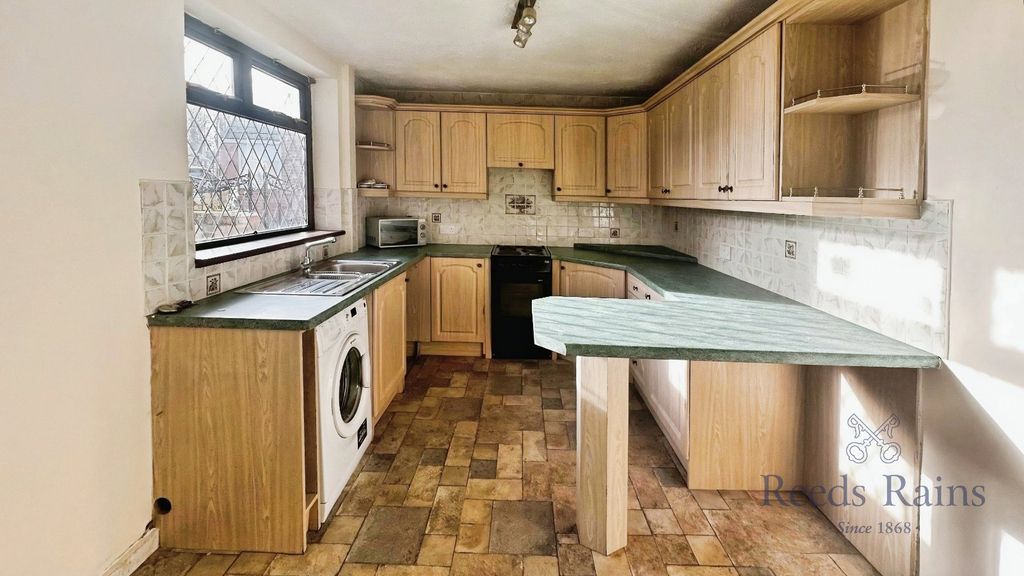 Property photo 3 of 7 Kitchen