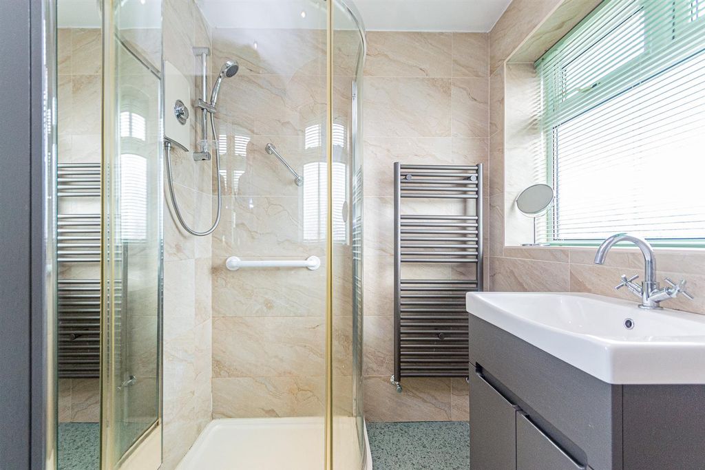 Property photo 3 of 21 Bathroom
