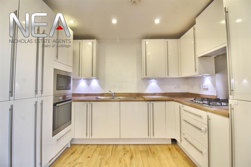 Property photo 2 of 10 Kitchen