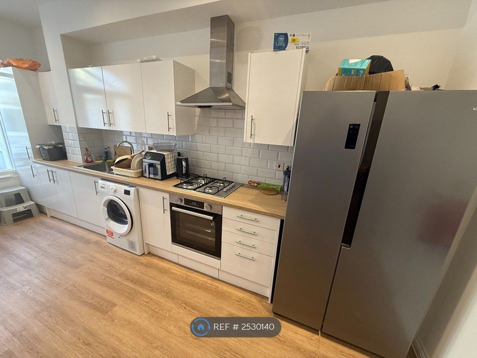 Property photo 3 of 9 Kitchen 1