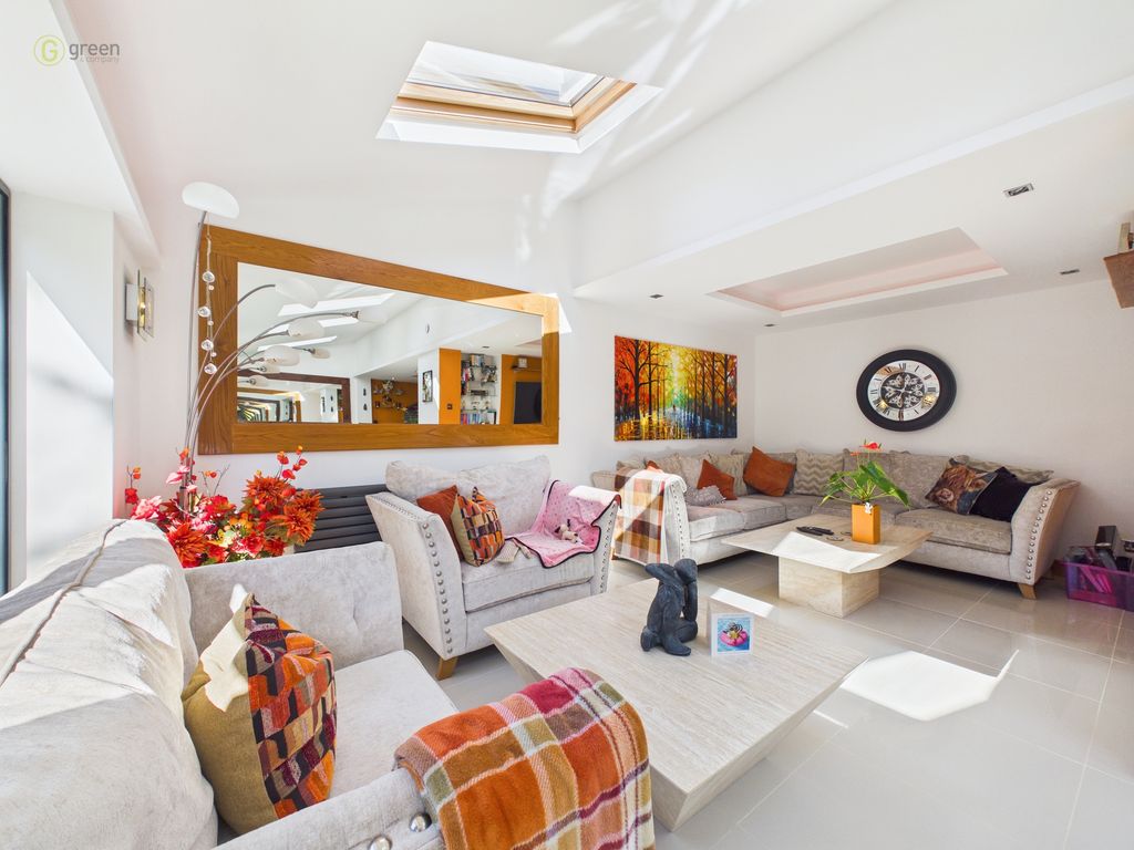 Property photo 3 of 29 Cam04914G0Pr0369Still0131