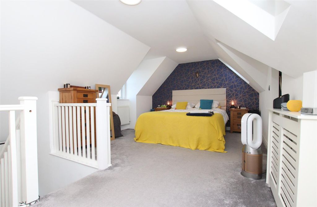 Property photo 3 of 16 Bedroom 1.Jpg