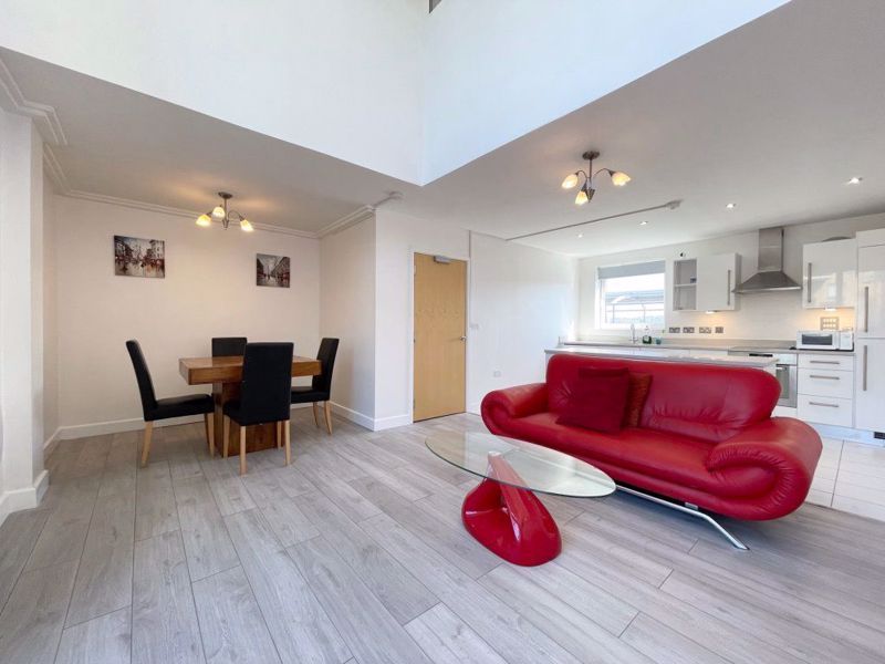 Property photo 1 of 15 Lounge 4