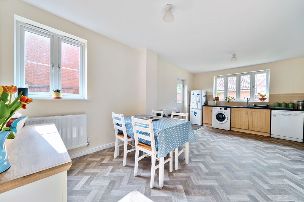 Property photo 3 of 23 1295267-11-682Bafca9F4De-Arw