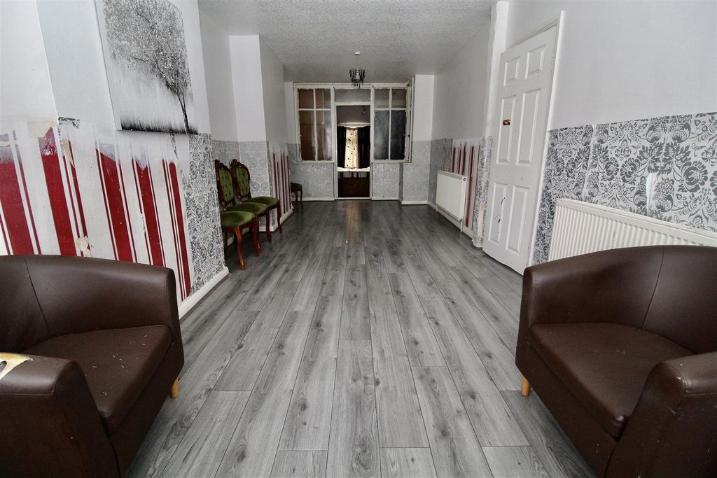 Property photo 3 of 12 Through Lounge