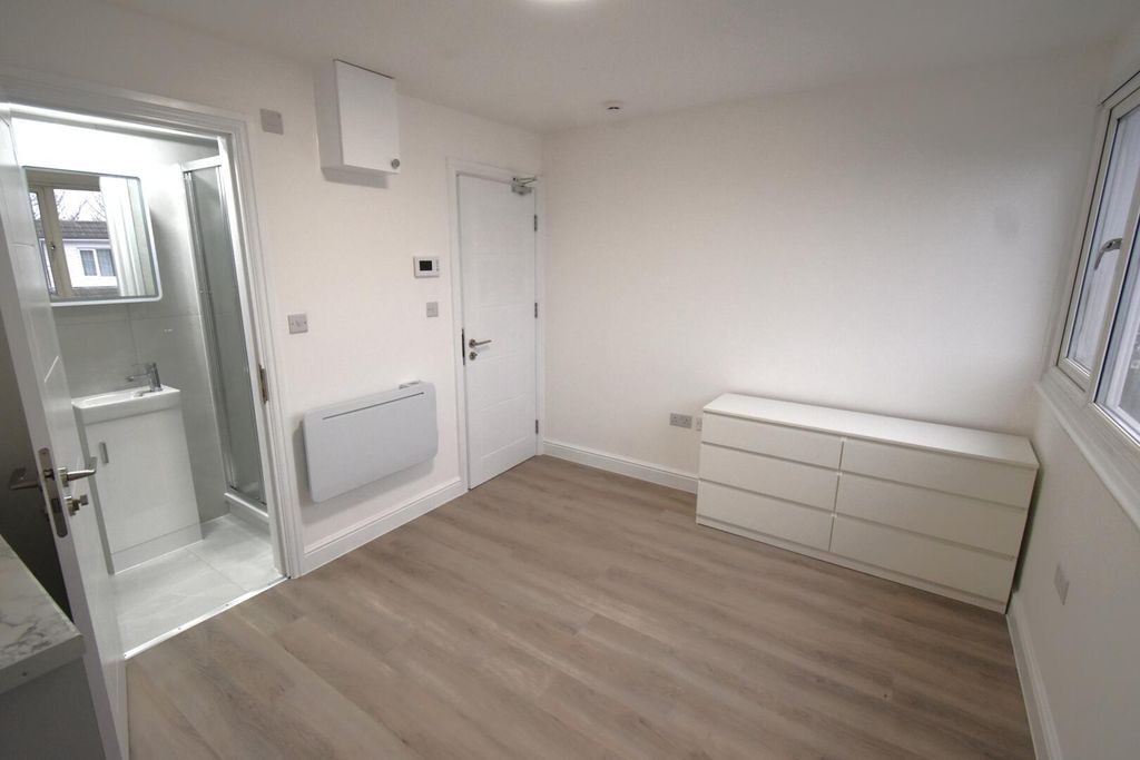 Property photo 2 of 4 Bedroom