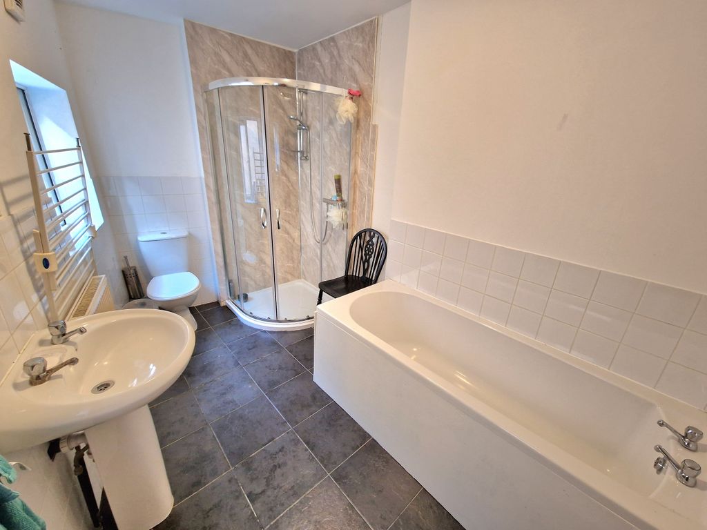 Property photo 3 of 3 Bathroom (4)