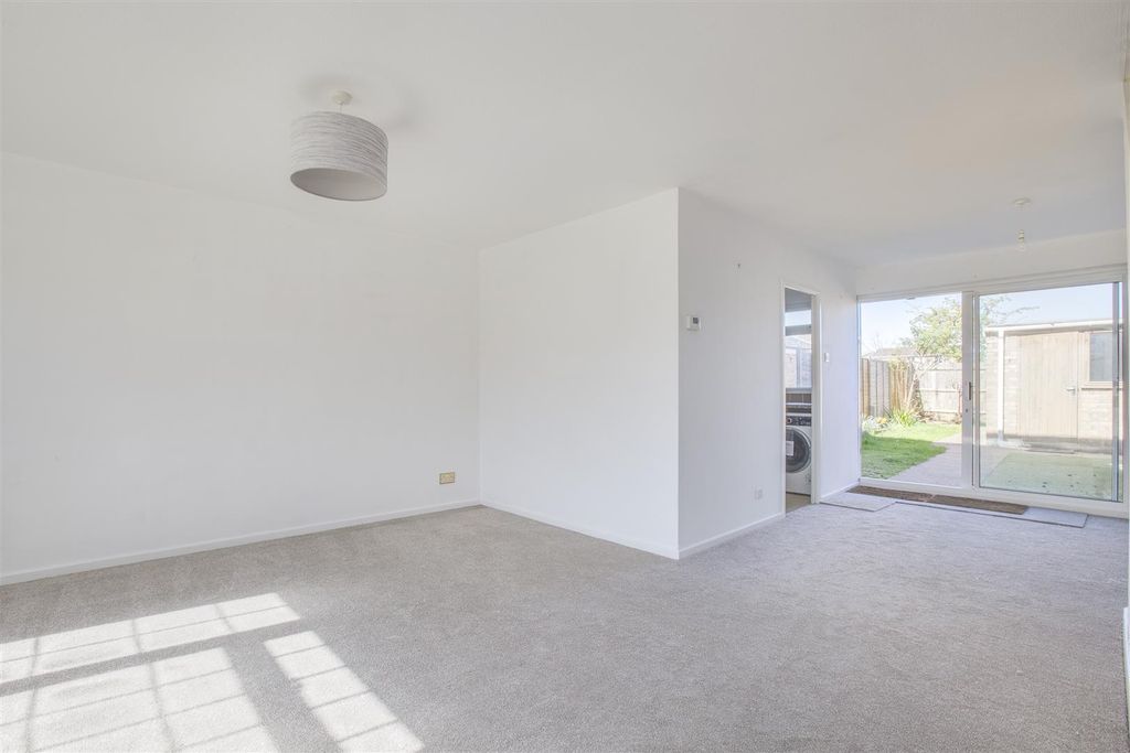 Property photo 3 of 15 5 Ashtree Walk, Hp15 7Tg-6.Jpg
