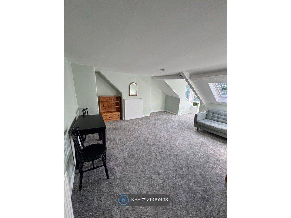 Property photo 3 of 9 Living Space