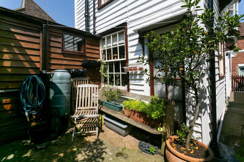 Property photo 2 of 11 Courtyard