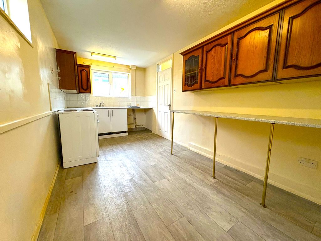 Property photo 2 of 10 Kitchen 1