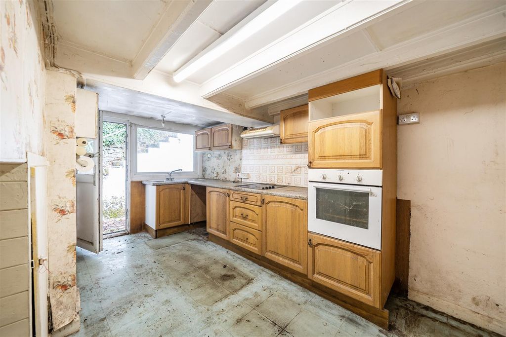 Property photo 2 of 10 Kitchen