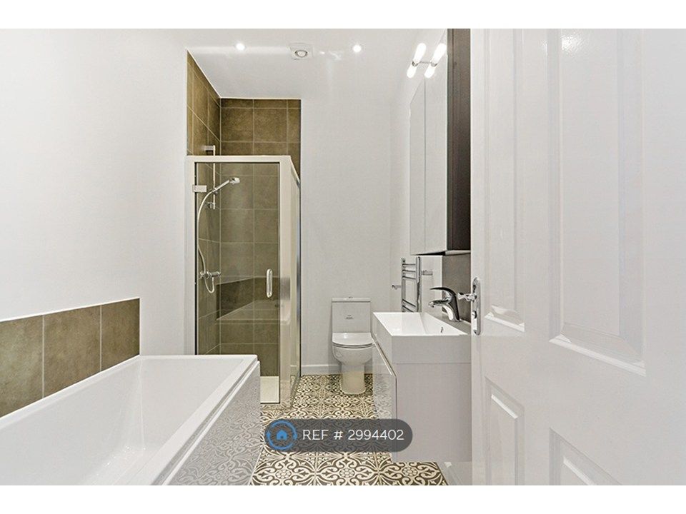 Property photo 2 of 7 Bathroom 1