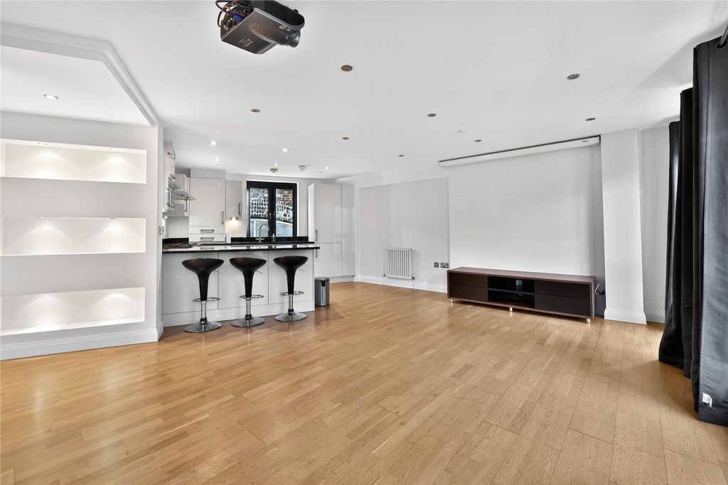 Property photo 3 of 15 Reception/Kitchen