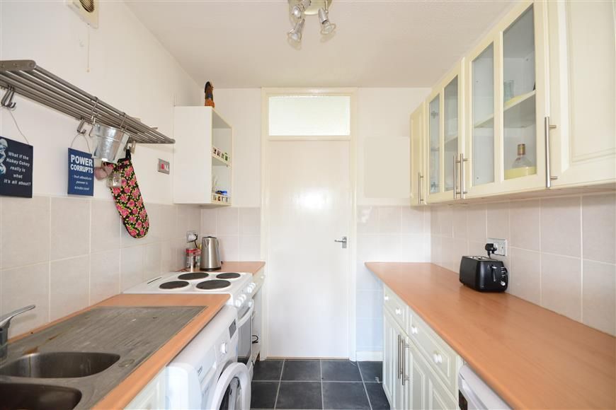 Property photo 3 of 6 Kitchen