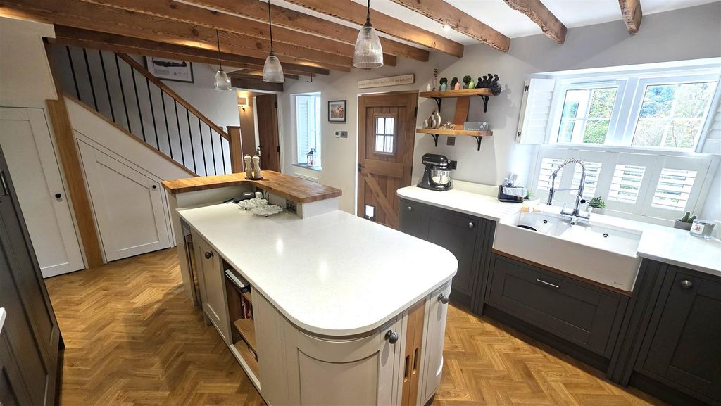 Property photo 3 of 19 Breakfast Bar.Jpg