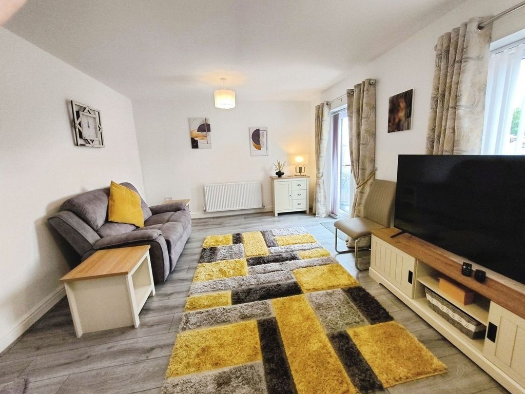 Property photo 3 of 20 Lounge