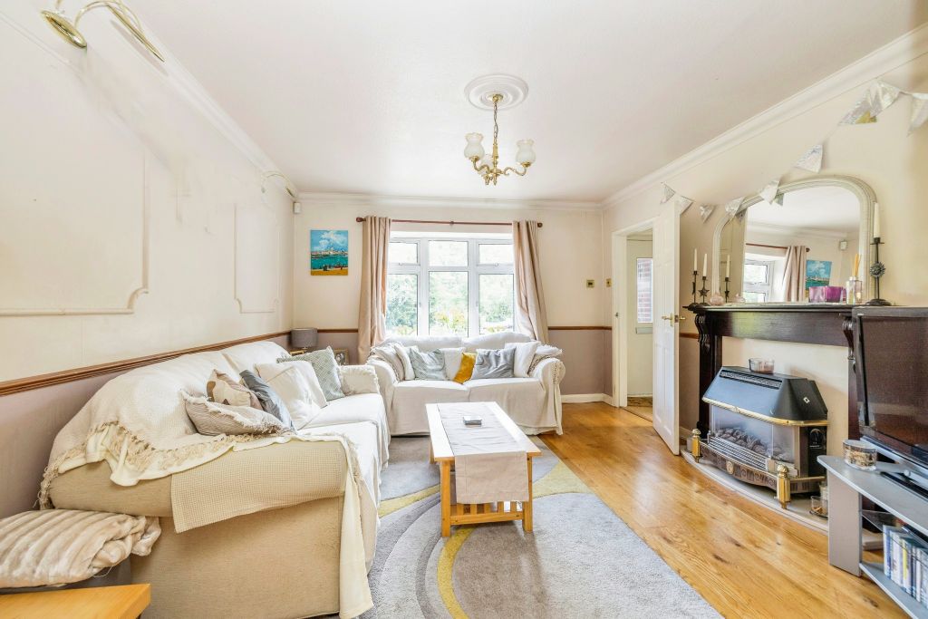 Property photo 3 of 13 Lounge