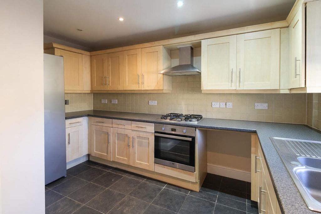 Property photo 3 of 17 Kitchen