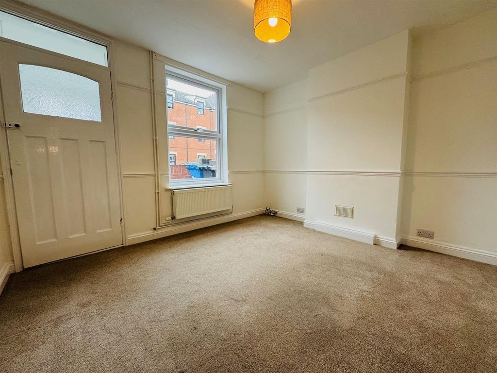 Property photo 3 of 15 Lounge: