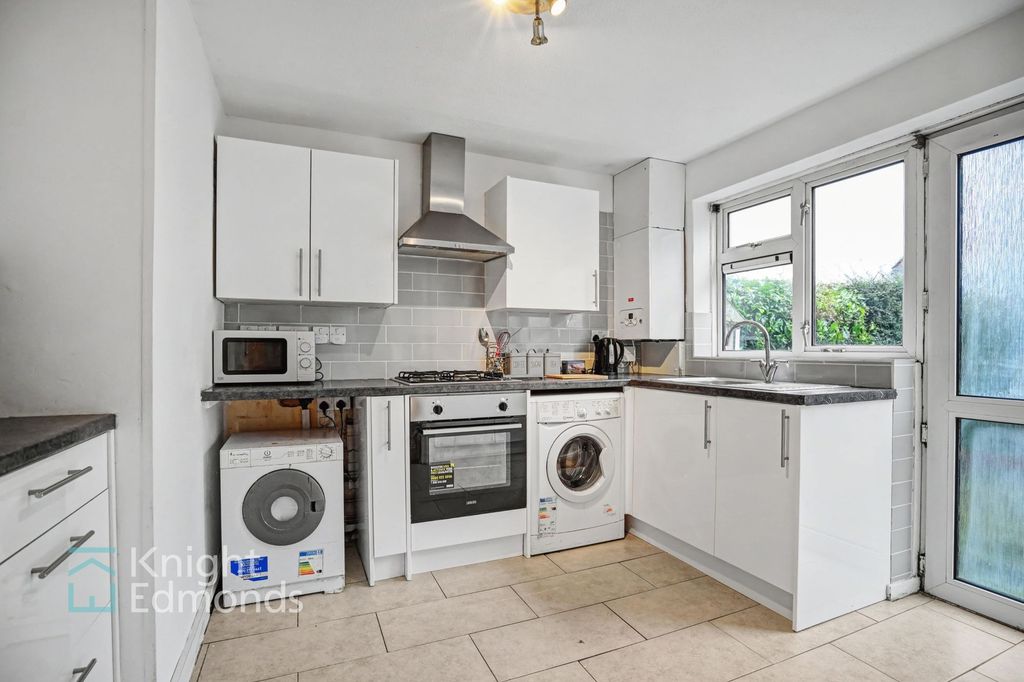 Property photo 2 of 11 Kitchen