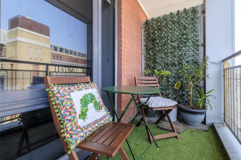 Property photo 3 of 11 Balcony