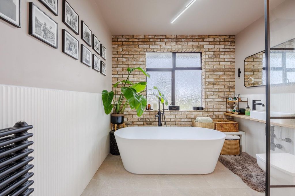 Property photo 3 of 33 Bathroom