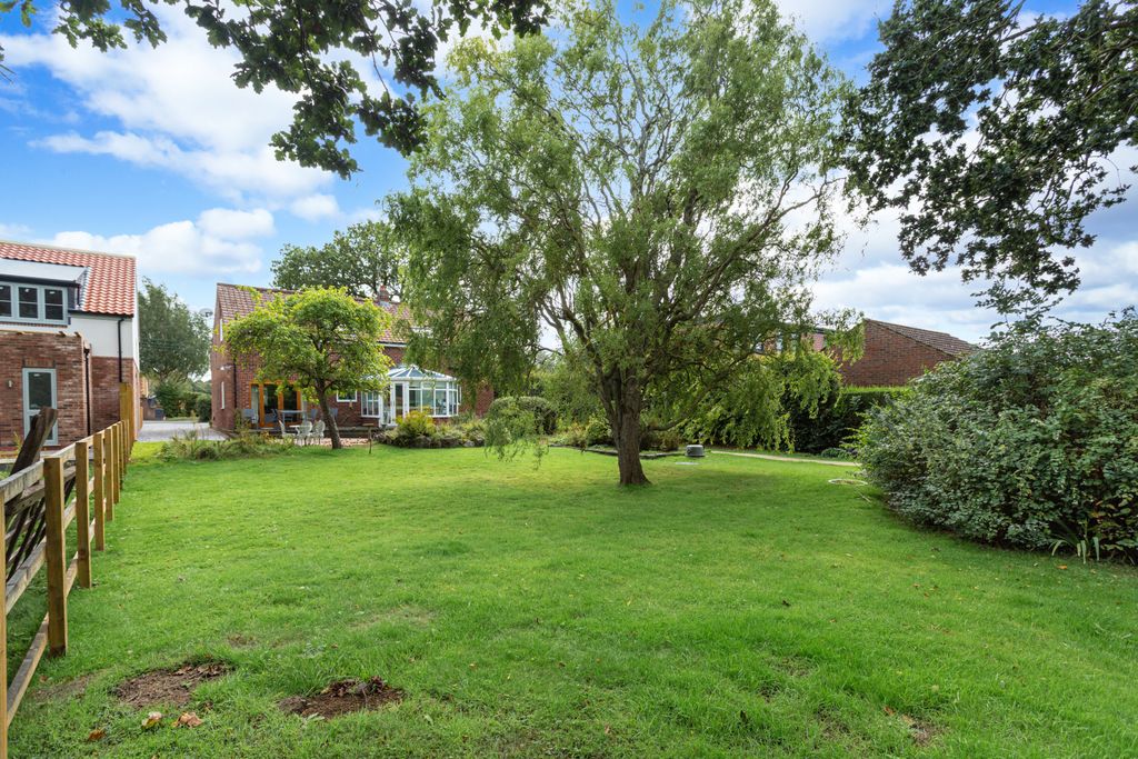 Property photo 2 of 17 Garden