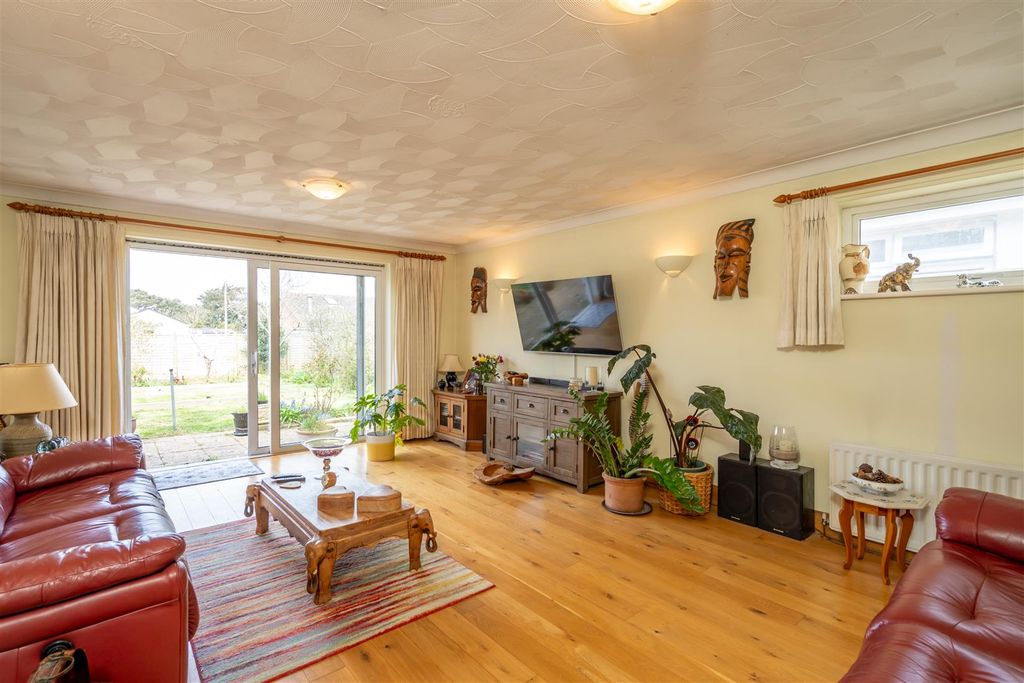 Property photo 2 of 18 Sitting Room.Jpg