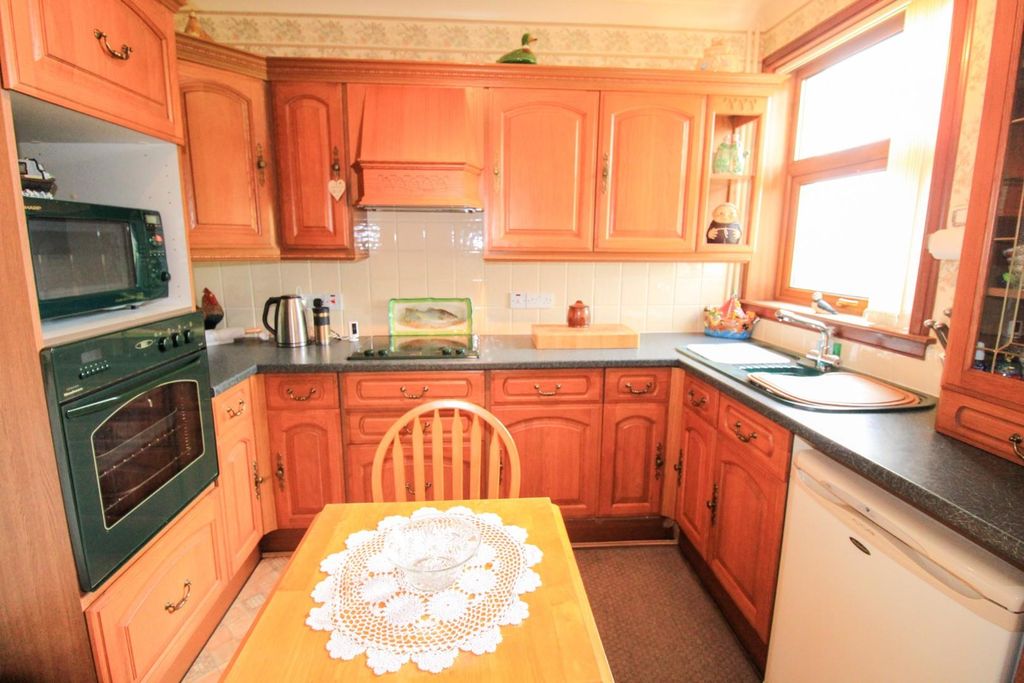 Property photo 3 of 11 Kitchen (4)-2.Jpg
