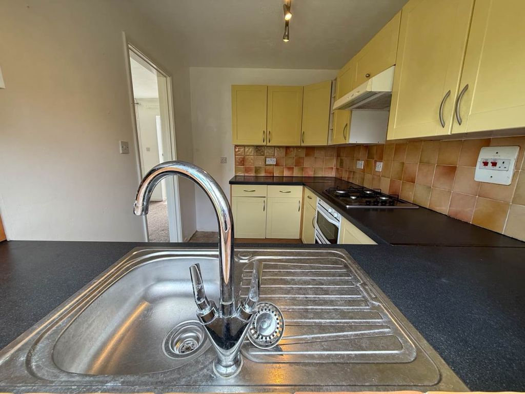 Property photo 3 of 10 Kitchen