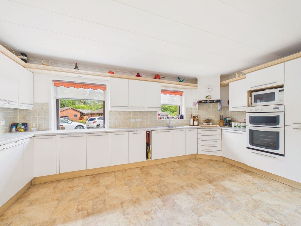 Property photo 2 of 16 Dining Kitchen
