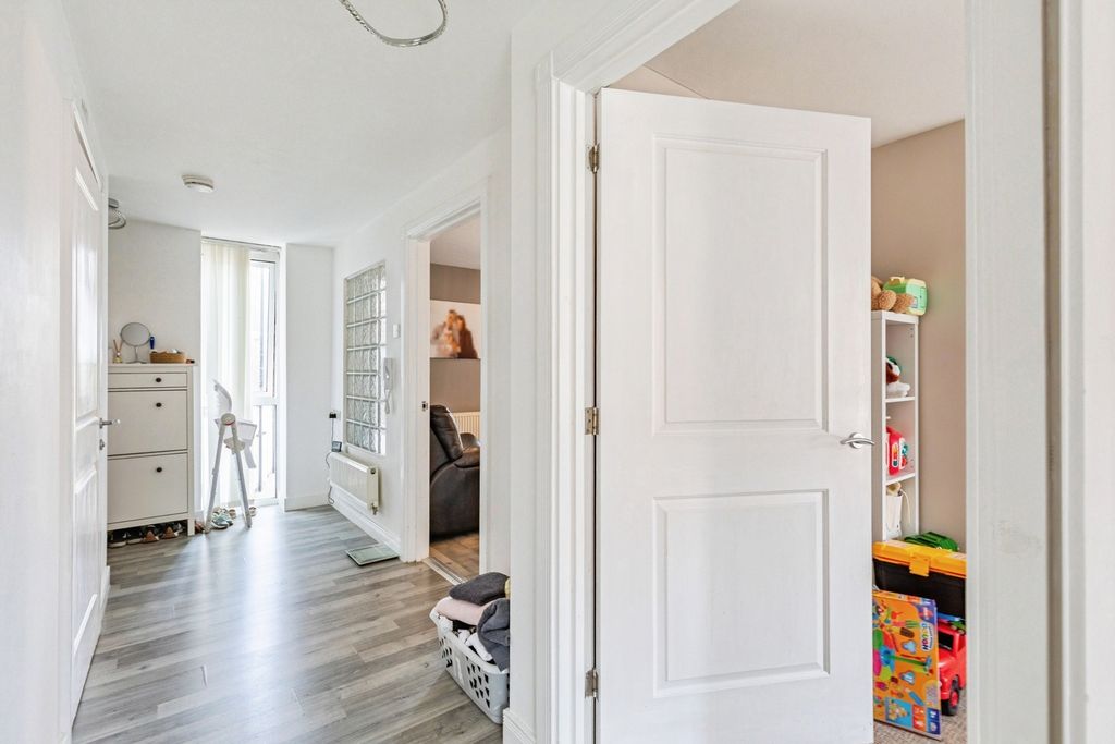 Property photo 3 of 17 Entrance Hall
