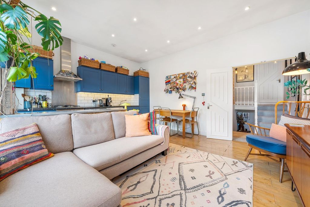 Property photo 3 of 18 Open-Plan Kitchen/Reception (3)