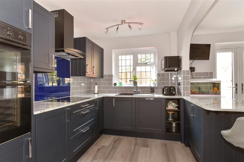 Property photo 3 of 21 Kitchen