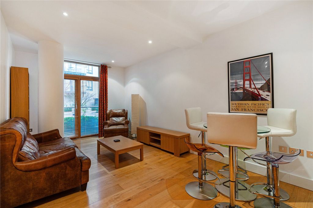 Property photo 2 of 12 Sitting Room