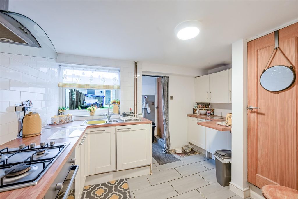 Property photo 2 of 21 Hall Street, Church Gresley (17).Jpg