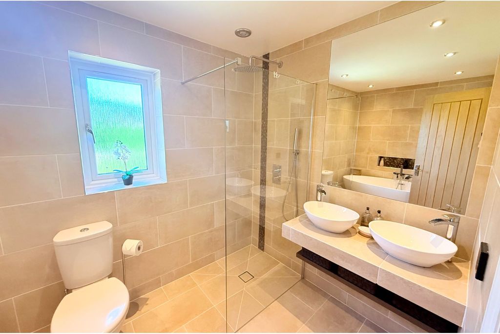 Property photo 3 of 26 Family Bathroom
