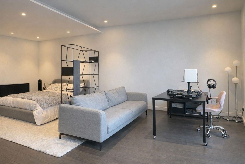 Property photo 3 of 7 10 Park Drive - Studio - For Sale By Barrain Londo