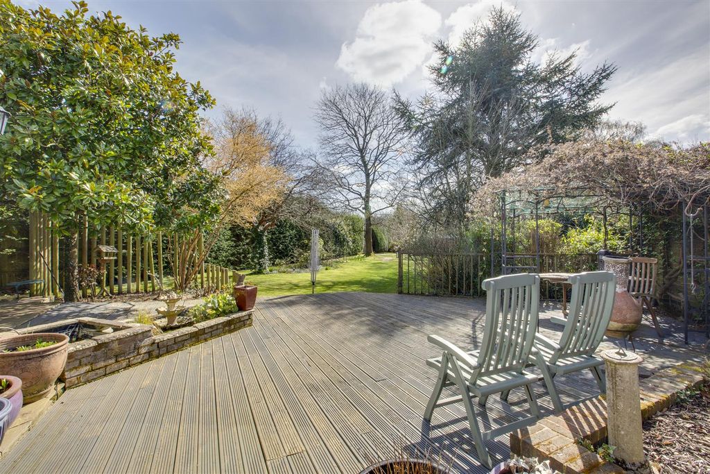 Property photo 3 of 22 40 Wycombe Road, Hp15 6Ry-16.Jpg