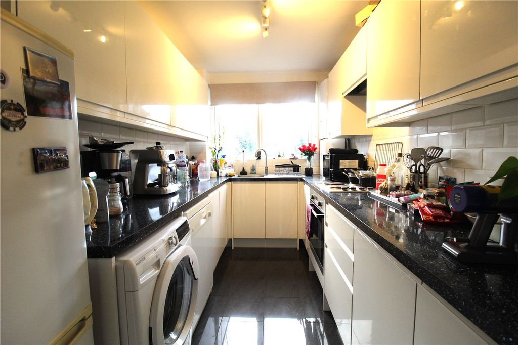 Property photo 3 of 11 Kitchen