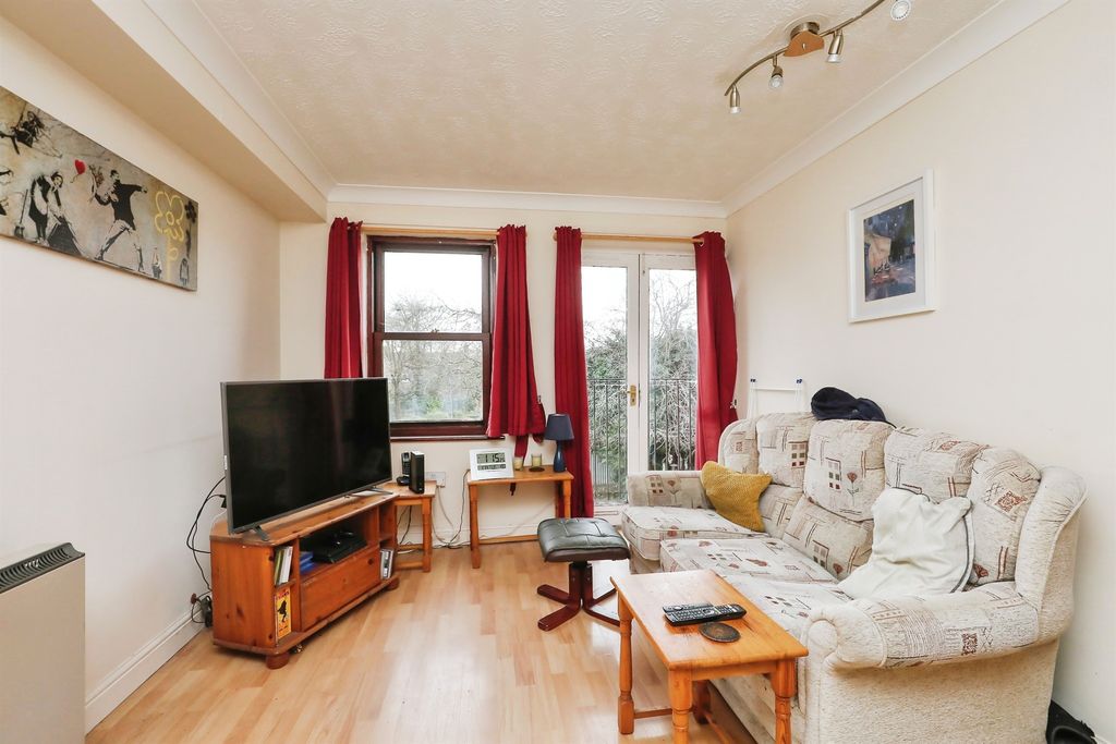 Property photo 2 of 17