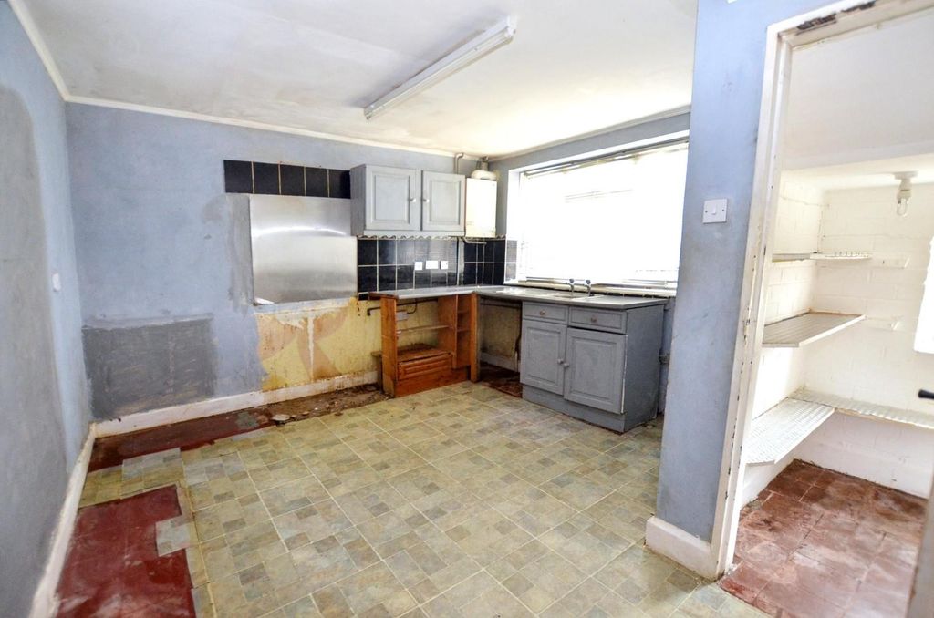Property photo 3 of 12 Kitchen
