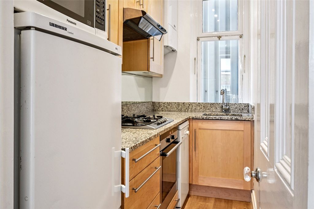 Property photo 2 of 10 Ridgmount Gardens